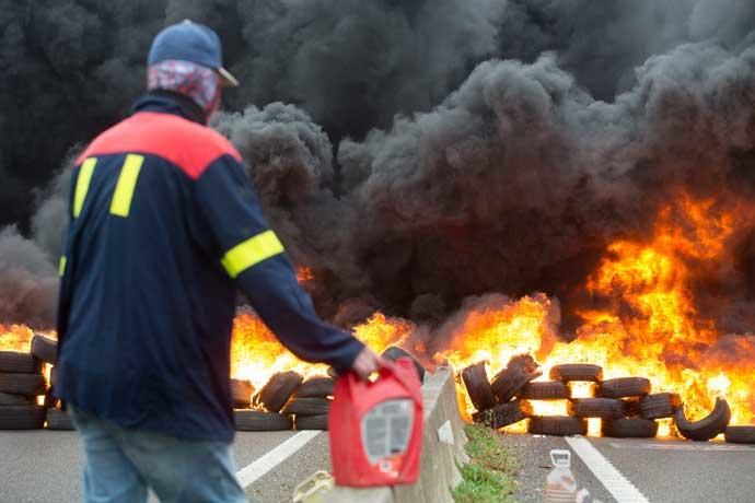 Empleados de Alcoa cortan la A8 en Ribadeo