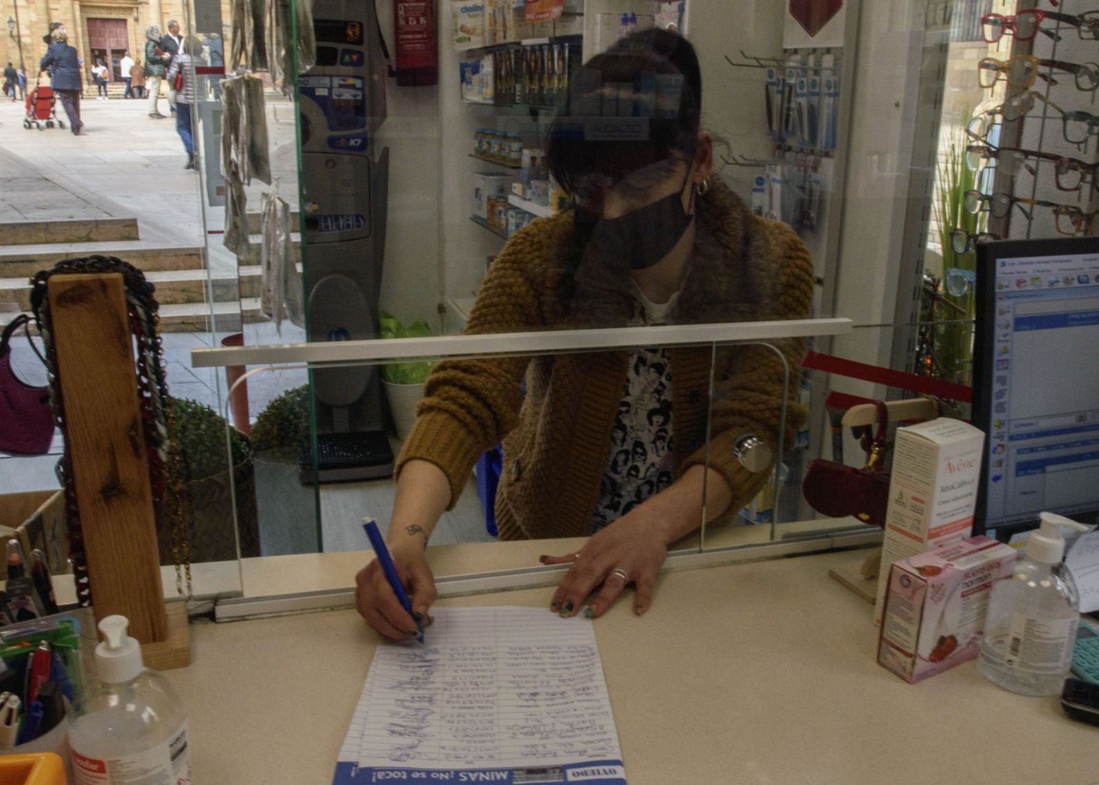 Ionela Zernea, ayer, firmando. | Jaime Casanova