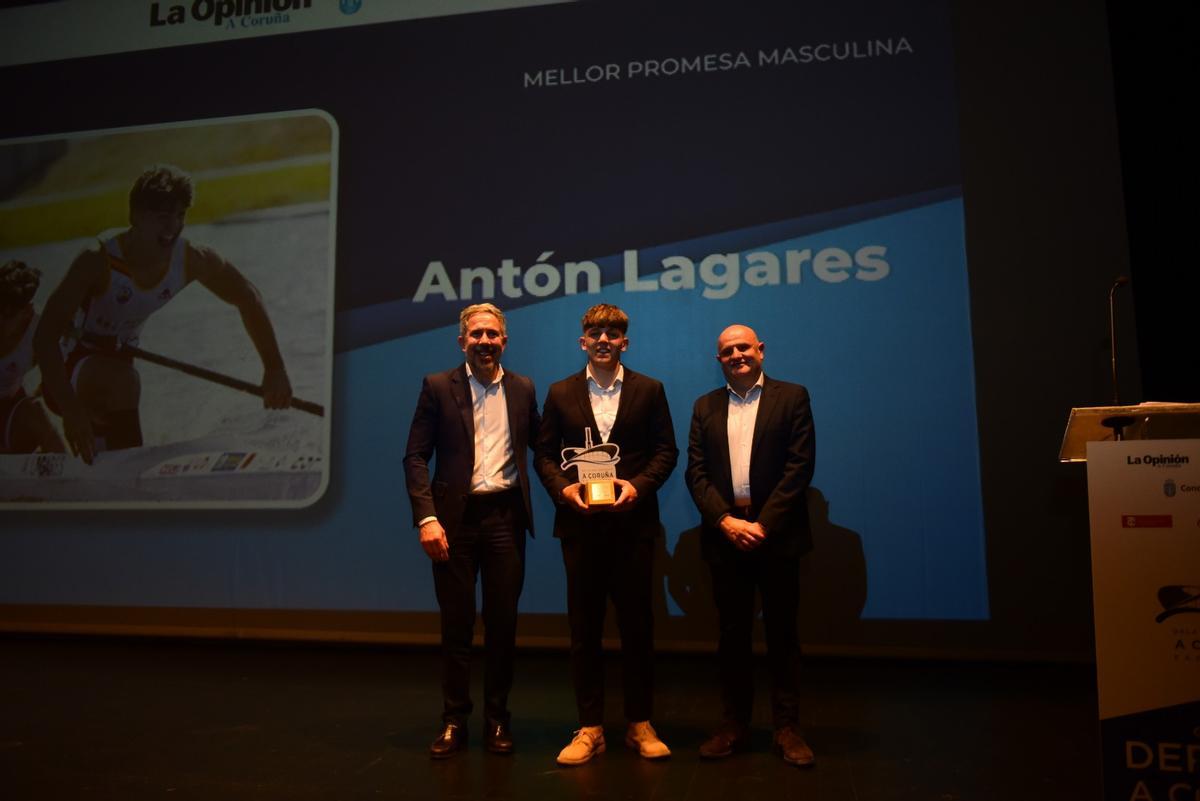 Antón Lagares, con Francisco Duarte, director de Personas de Vegalsa, y Pedro Costa, gerente general de Prensa Ibérica en Galicia