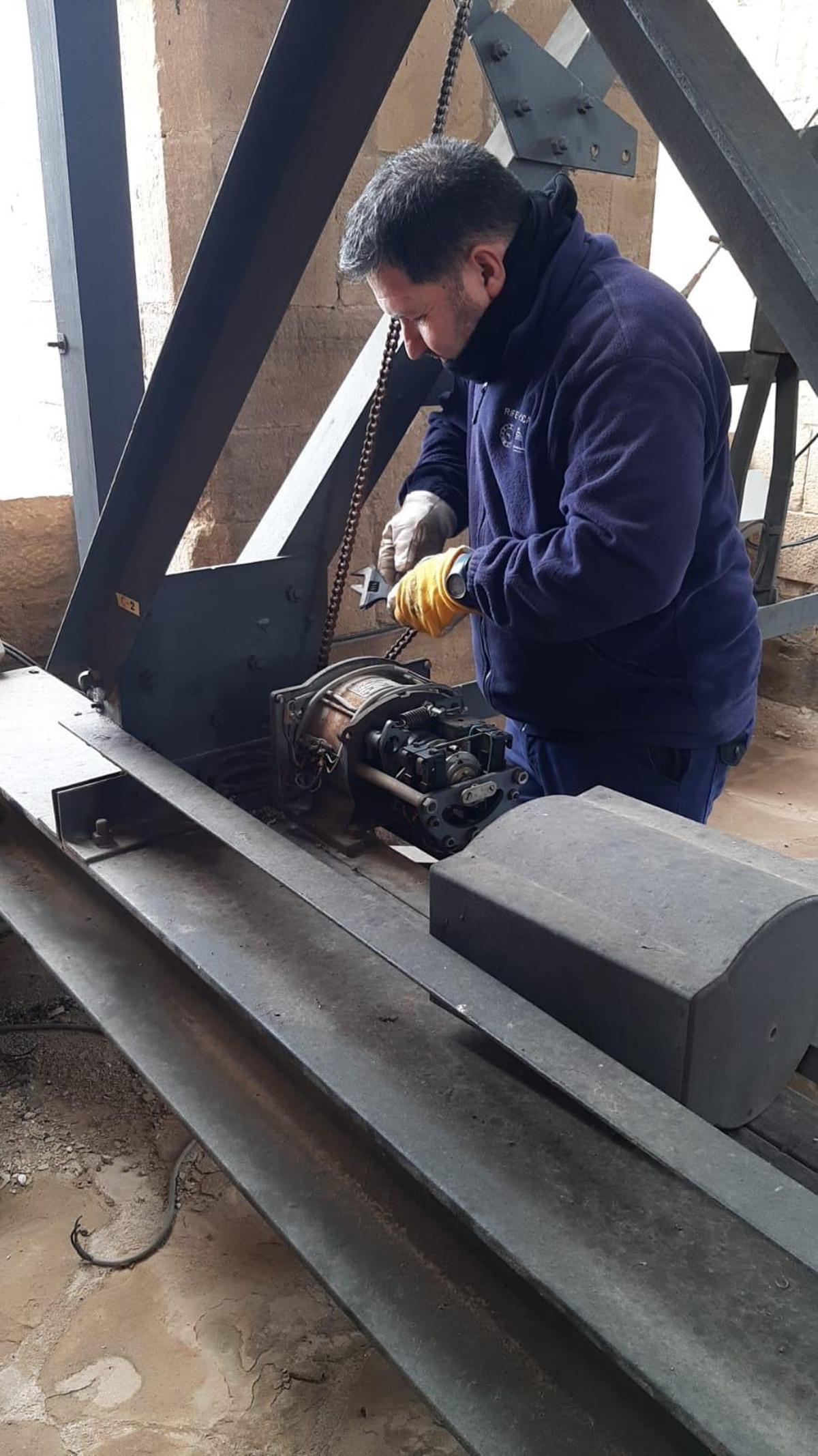 Treballant al motor d'una de les campanes de la basílica de Maneresa