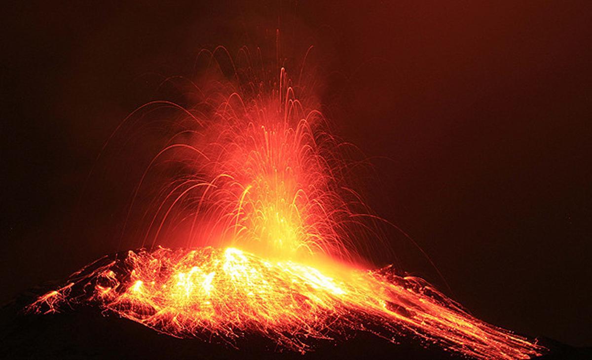 Erupció del volcà Tungurahua, situat al centre dels Andes d’Equador.