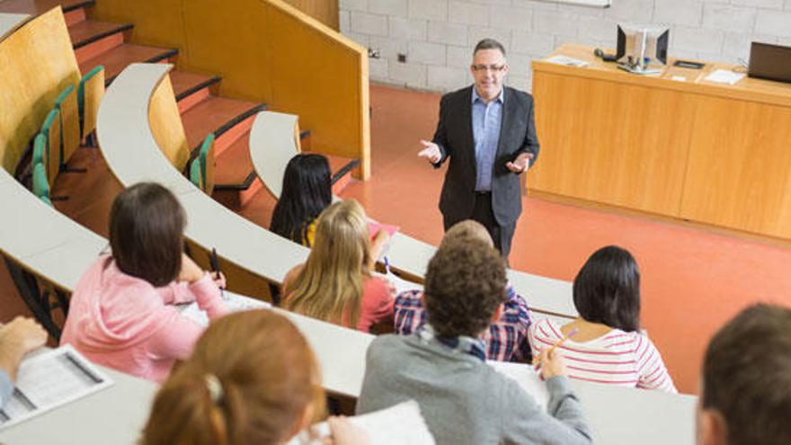 Un profesor universitario da clases