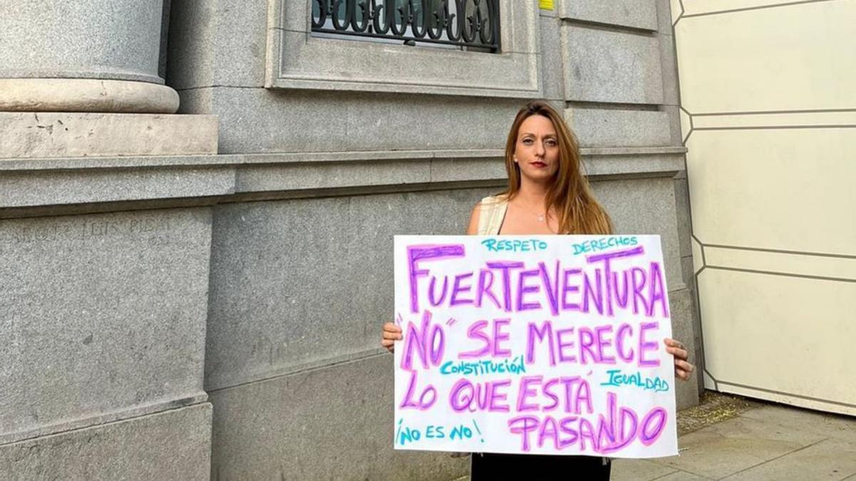 Yaiza Sotorrio ante la puerta del Ministerio de Igualdad, en Madrid.
