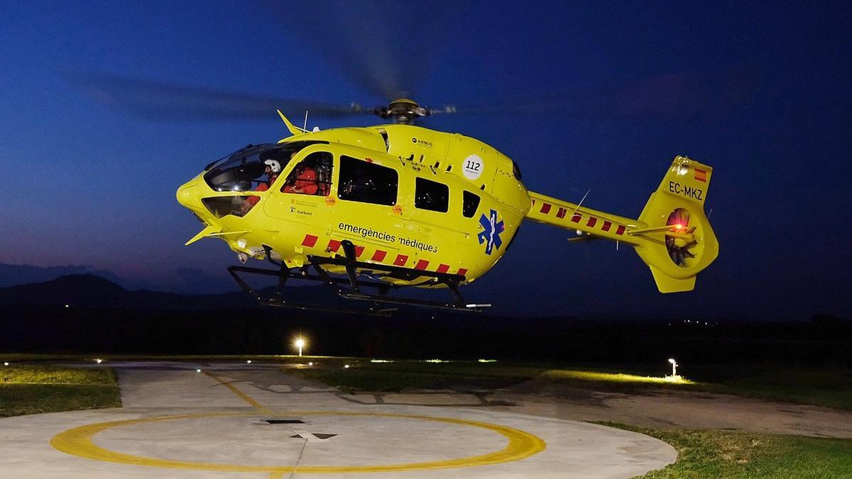 El helicóptero medicalizado del SEM despega del helipuerto del hospital Parc Taulí de Sabadell para llevar a cabo un traslado nocturno