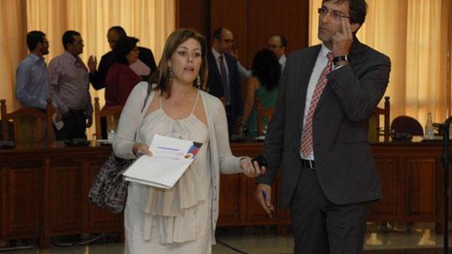 Astrid Pérez y Pedro San Ginés, ayer, en el Cabildo de Lanzarote. i ADRIEL PERDOMO