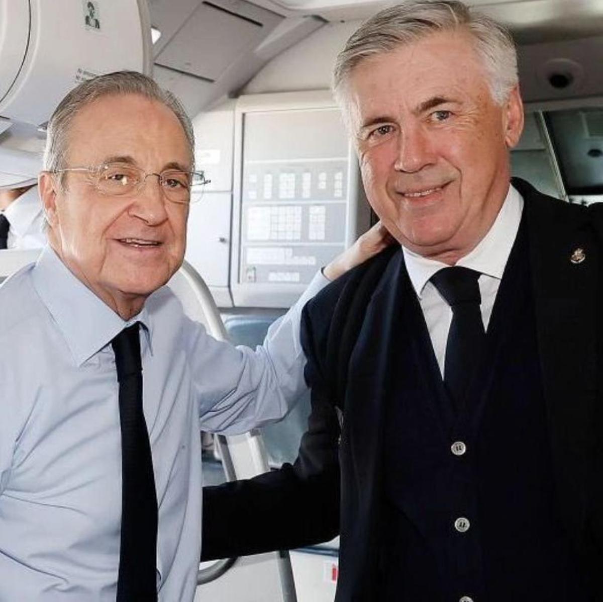 Florentino Pérez y Carlo Ancelotti en el avión de camino a Sevilla. 