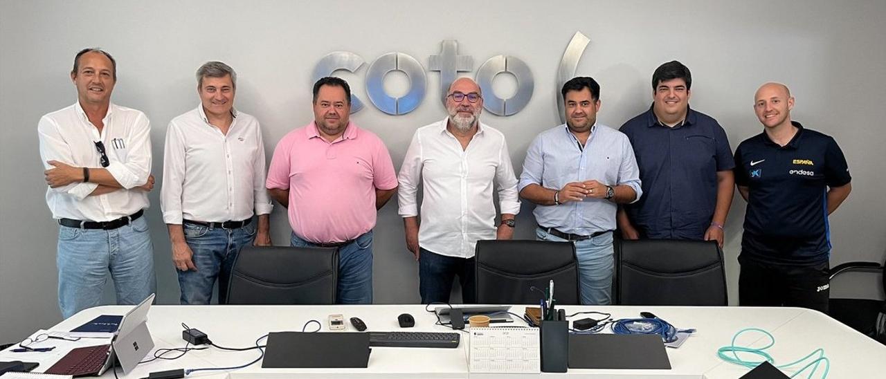 Reunión de la Junta Directiva del Córdoba Club de Baloncesto con su presidente, José Palacios, el cuarto por la izquierda.