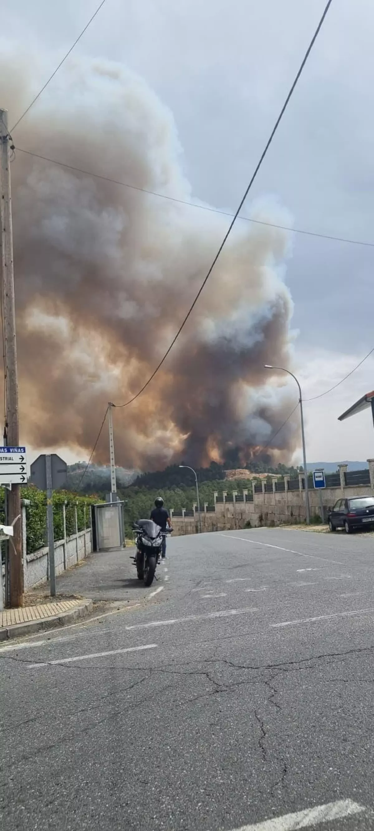Alarma en Ourense ciudad: un incendio obliga a desalojar el polígono de Barreiros y corta la circulación del AVE entre Galicia y Madrid