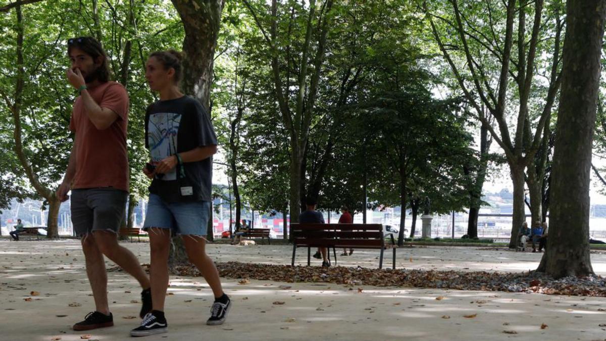 Zonas encharcadas en el parque del Muelle por desniveles en la ejecución de la obra. | MaraVillamuza