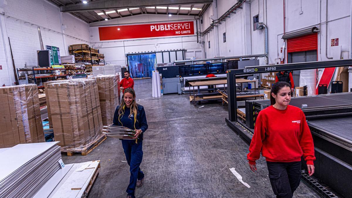 Trabajadores de Publiservei, en su nave de Sant Boi.