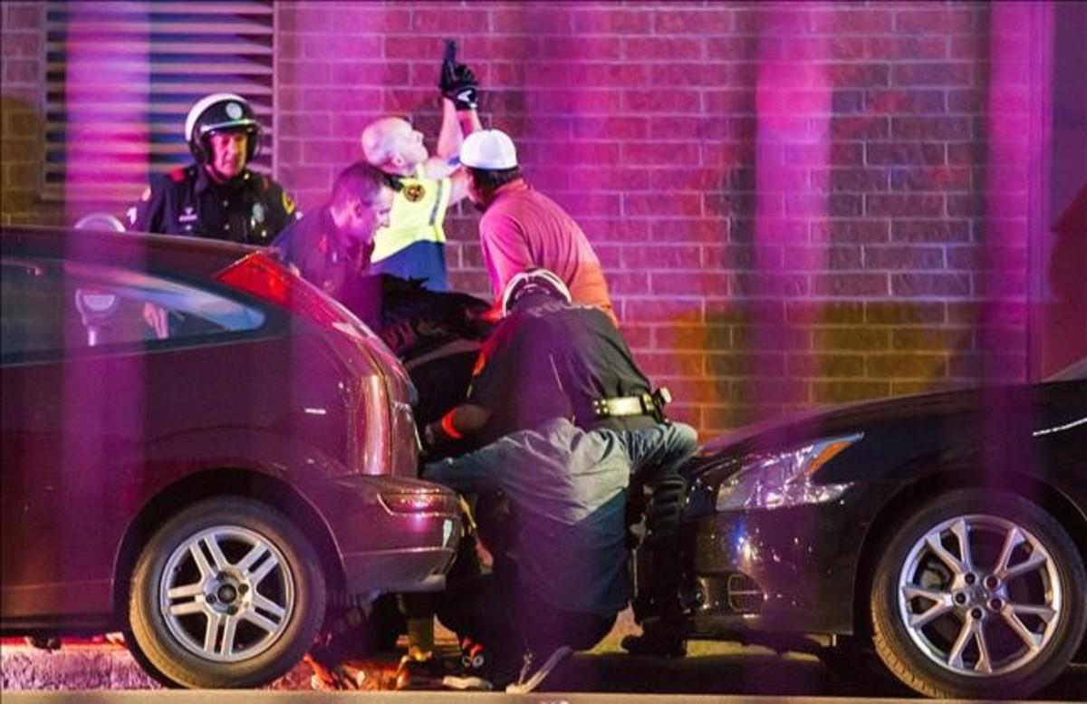 abertran34620684 dallas police shield bystanders after shots were fired thurs160708102500