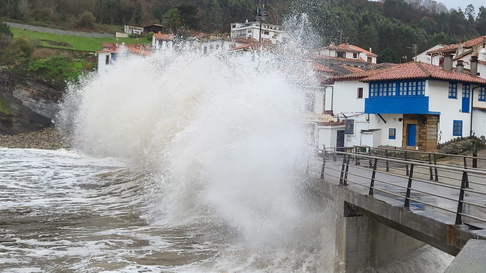 EN IMÁGENES: El temporal en Asturias deja las primeras inundaciones por las lluvias, incidencias en los trenes y vuelos suspendidos