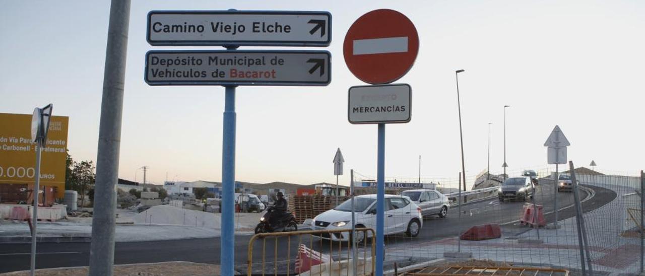 La señalización en la rotonda del Puerta de Alicante es confusa