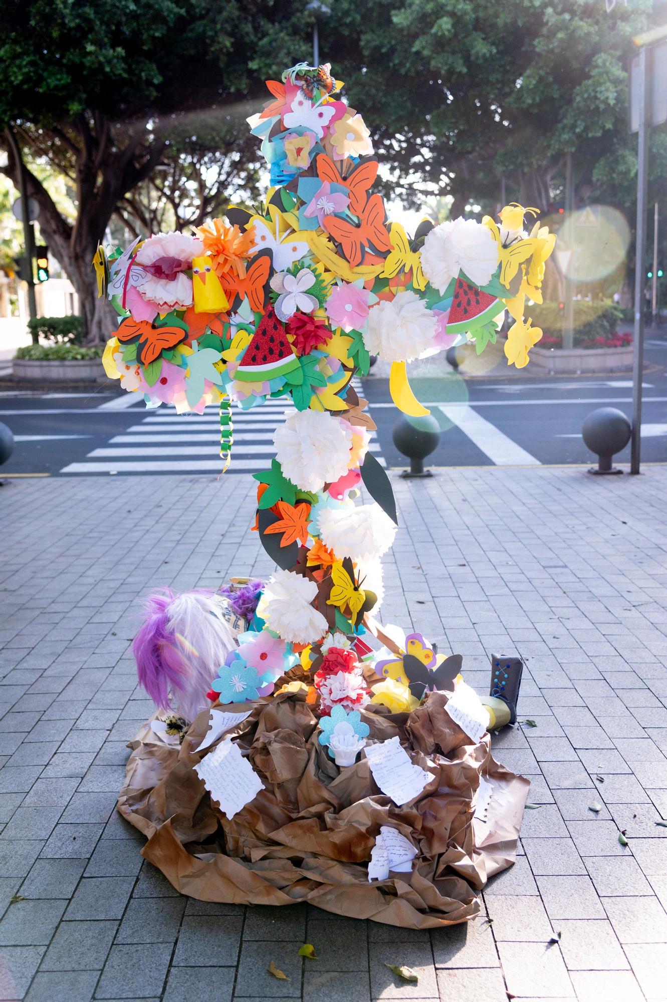 Exhibición de cruces de las doce empresas colaboradoras en las Fiestas de Mayo de Santa Cruz de Tenerife