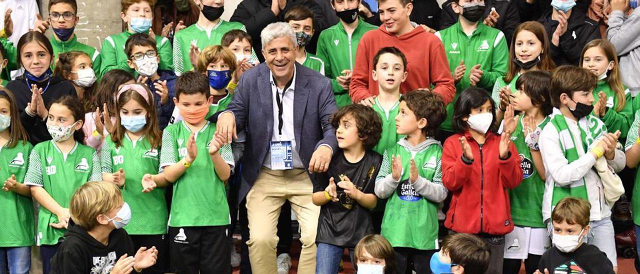 Daniel Martinazzo, en el medio de una marabunta de niños vestidos de verde, ayer en el Palacio de Riazor.