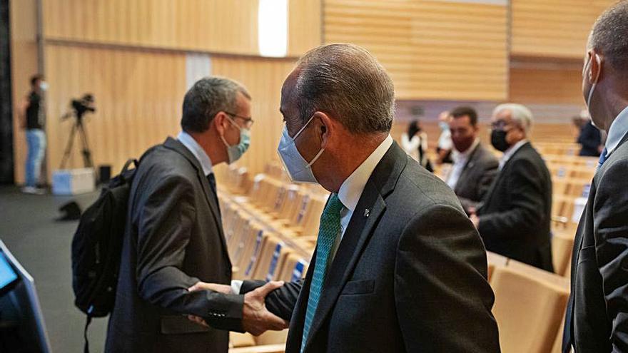 Arriba, los participantes en la mesa redonda; abajo, Cipriano García saluda a Francesc Boya. | Emilio Fraile