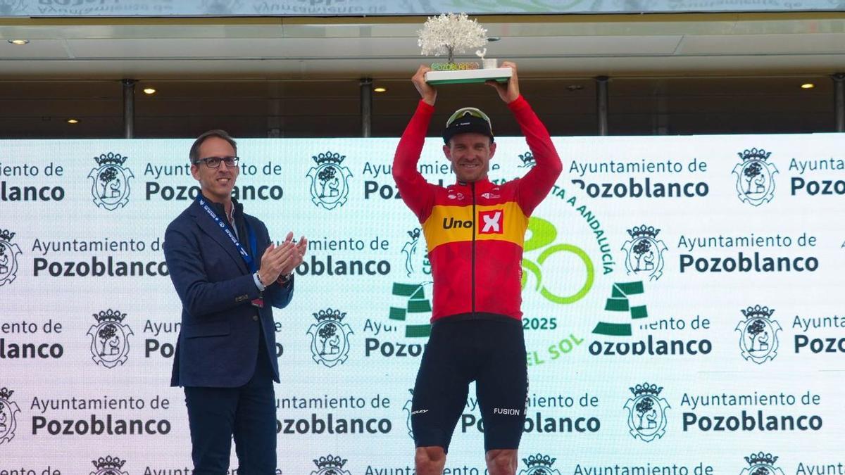 El alcalde de Pozoblanco, Santiago Cabello, junto al ganador de la etapa, el noruego Alexander Kristoff.