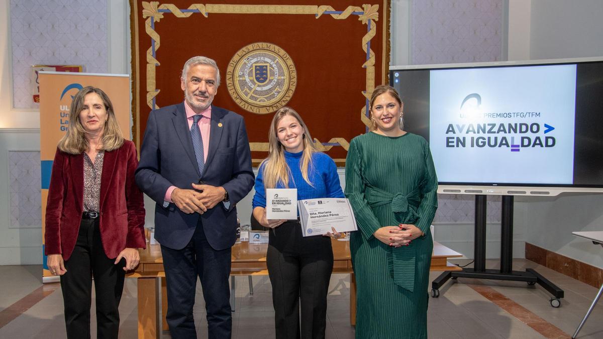 De izquierda a derecha, Carolina Mesa, Lluis Serra, Mariana Hernández e Isabel Mena, en la entrega de los Premios.