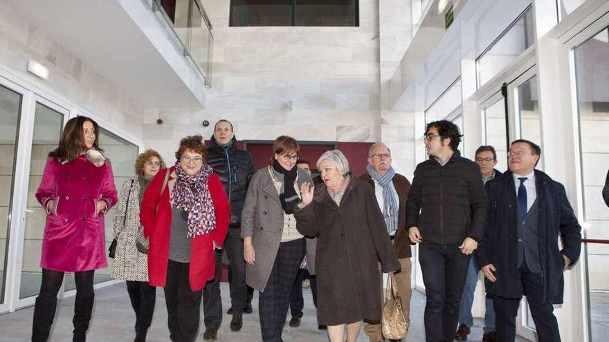 Pilar Varela y Carmen Balfagón, directora del Imserso, conversan en la visita realizada al centro de discapacitados el pasado mes de diciembre.