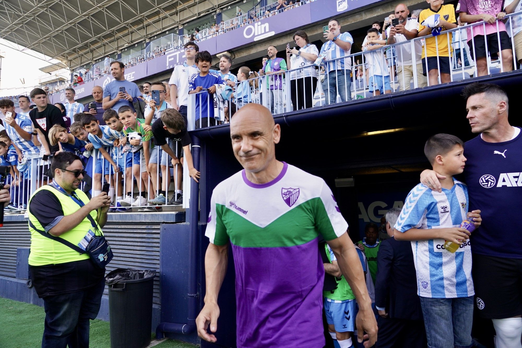 Las leyendas del Málaga CF vuelven a pisar el césped de La Rosaleda