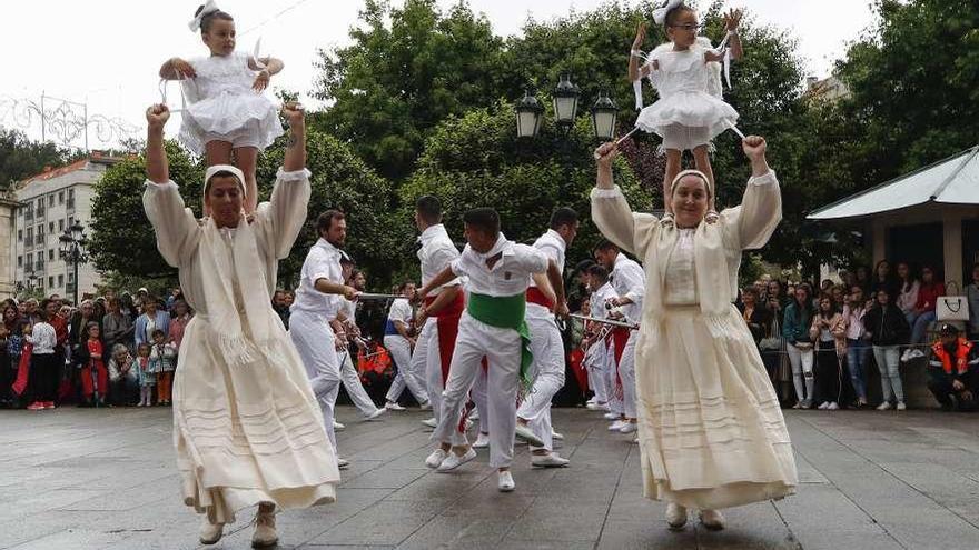 Tradicional danza de espadas y &quot;penlas&quot; en la última edición de las Festas da Coca.  // Ricardo Grobas