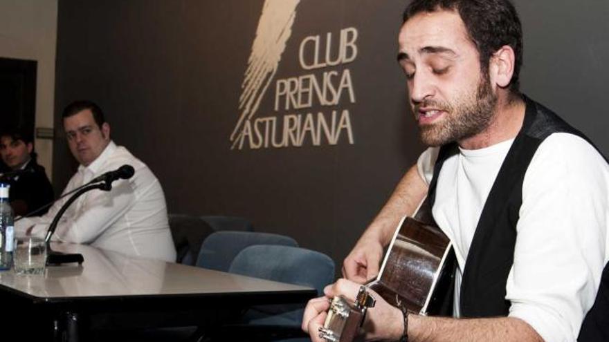 Pablo Valdés interpreta una canción y, al fondo, en la mesa, David Fueyo y Lauren García.