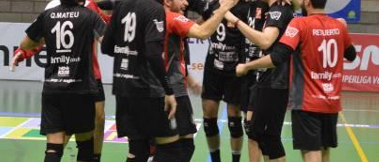 Los chicos del Xàtiva Voleibol celebran el triunfo.