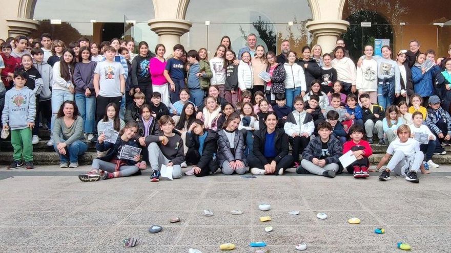 Visita al Concello de Oleiros de escolares por la paz y de alumnado francés