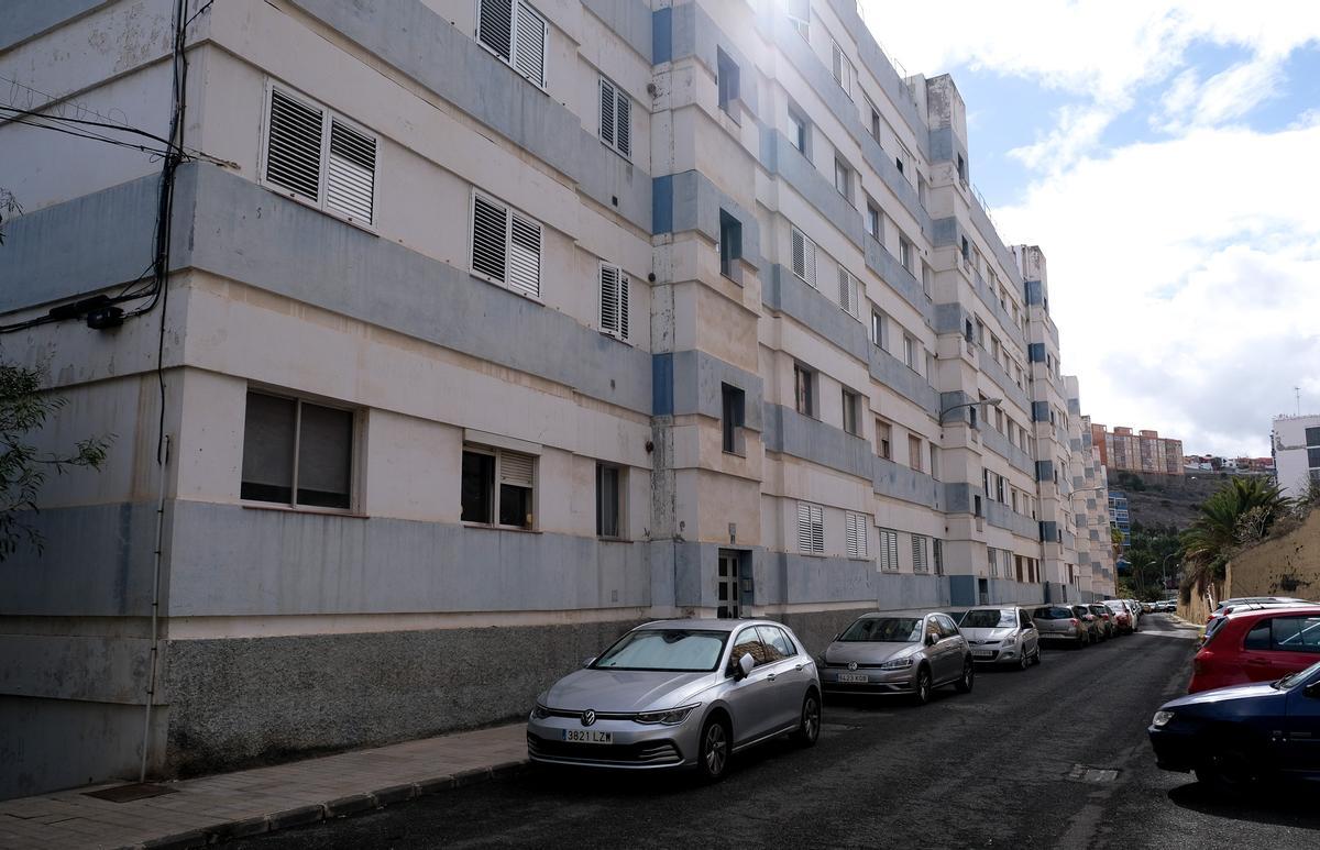 Un portal de las viviendas de El Batán.