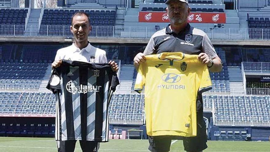 Borja Jiménez, técnico del Cartagena, y Manix Mandiola, ayer sobre el césped de La Rosaleda.