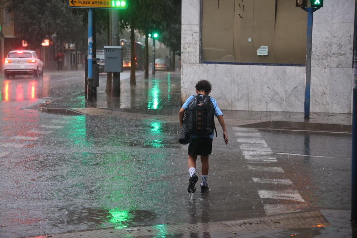 Imágenes de la lluvia en el barrio alicantino de Altozano.