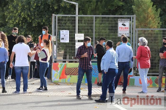 Los alumnos del IES Los Molinos (Cartagena) se concentran para pedir más profesores