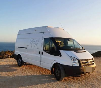 Decenas de caravanas se publicitan como alquileres turísticos en espacios naturales de Ibiza