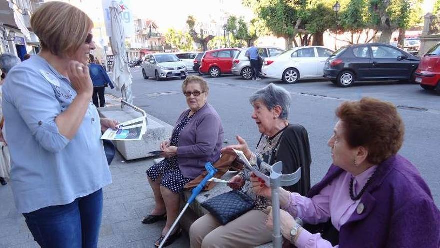 La candidata, durante su recorrido, conversa con vecinas. // FdV