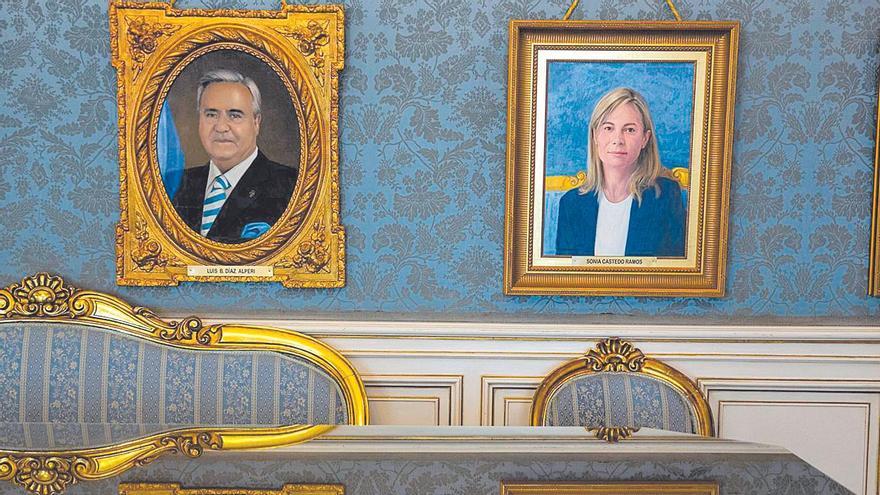 Los retratos de los exalcaldes Luis Díaz Alperi y Sonia Castedo que están colgados junto al resto de regidores de la ciudad en el Ayuntamiento.