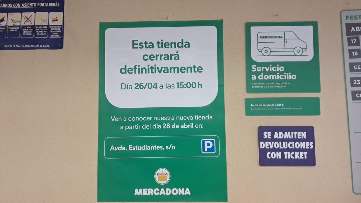 Anuncio del cierre del Mercadona en la avenida de la Industria de Santa Isabel.