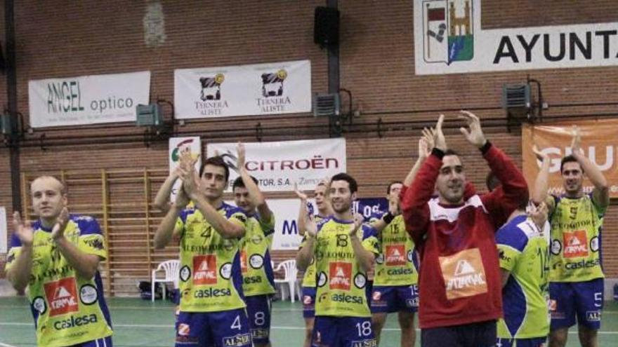 Los  jugadores del Inzamac Zamora celebran con su público el título de campeón de la Copa Castilla y León.