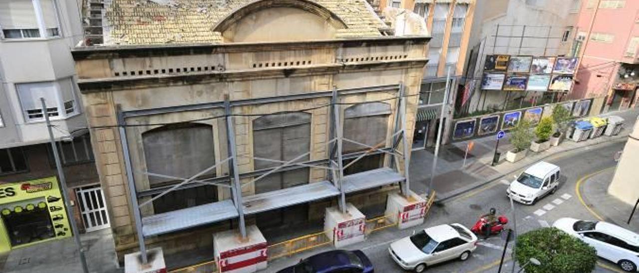 El edificio centenario El Progreso, situado en la plaza de la Constitución del centro de Elche, apuntalado desde hace dos años y degradándose con el tiempo.