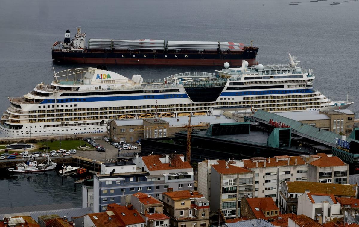 El trasatlántico «AidaSol» atracado este martes en el puerto de Vigo.