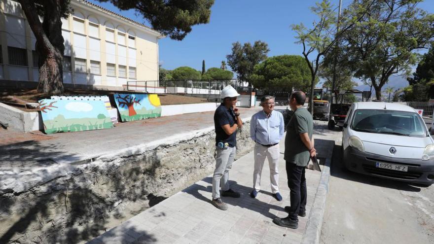 El teniente alcalde de San Pedro, junto a la zona de las obras. | L.O.