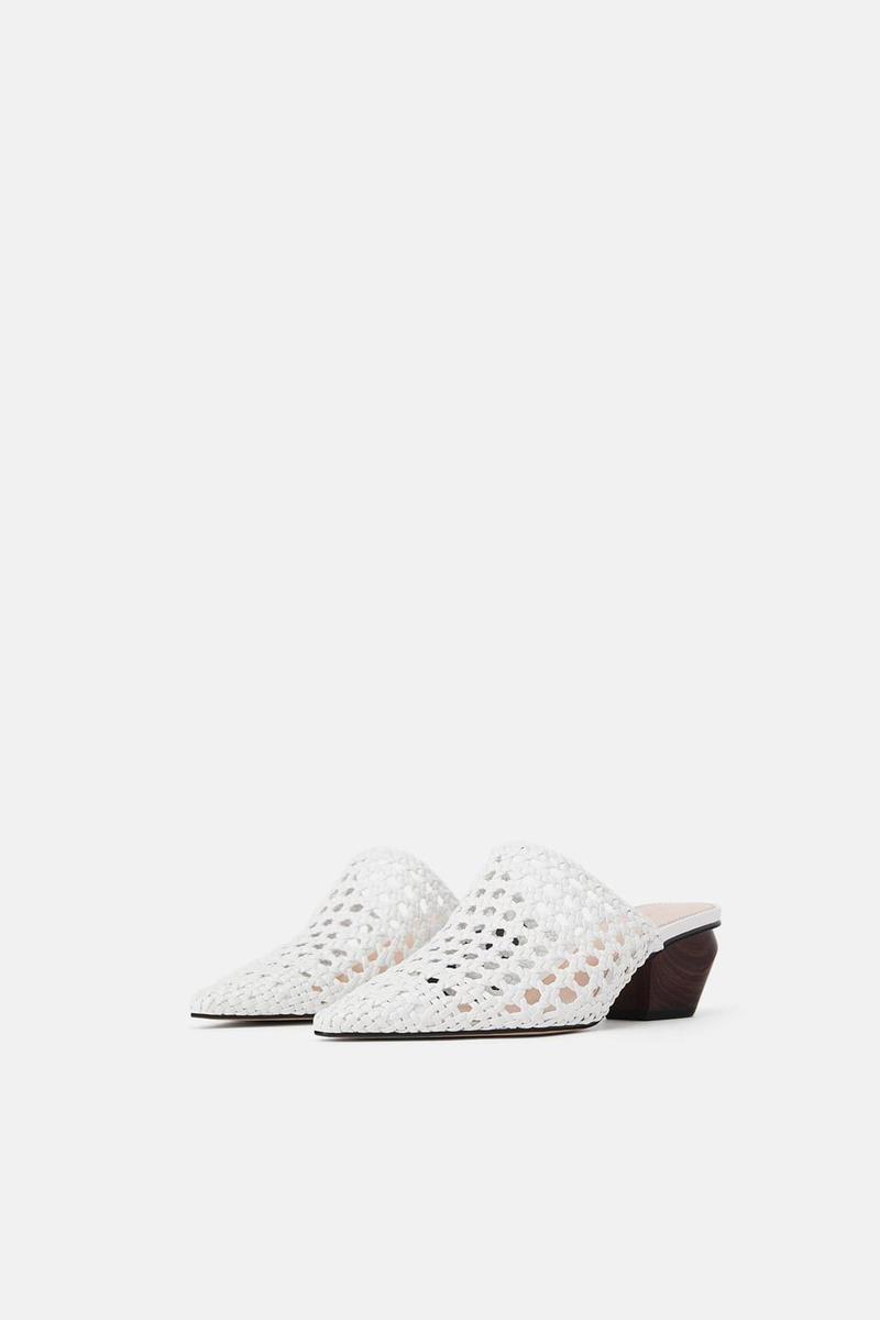 Mules blancas con tacón de cowboy y trenzadas de Zara. (Precio: 49, 95 euros)