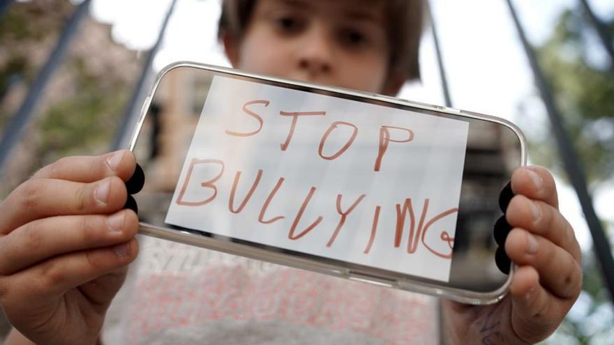 Un niño sostiene un cartel contra el ‘bullying’.