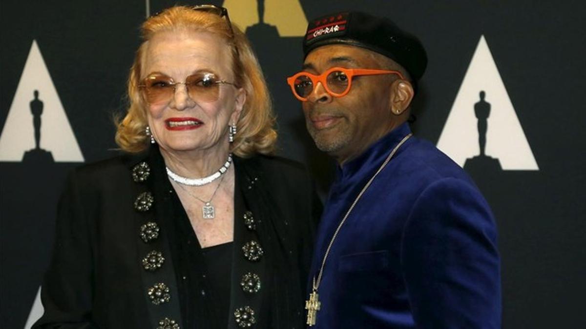 Gena Rowlands y Spike Lee, en la entrega de los Oscar honoríficos.