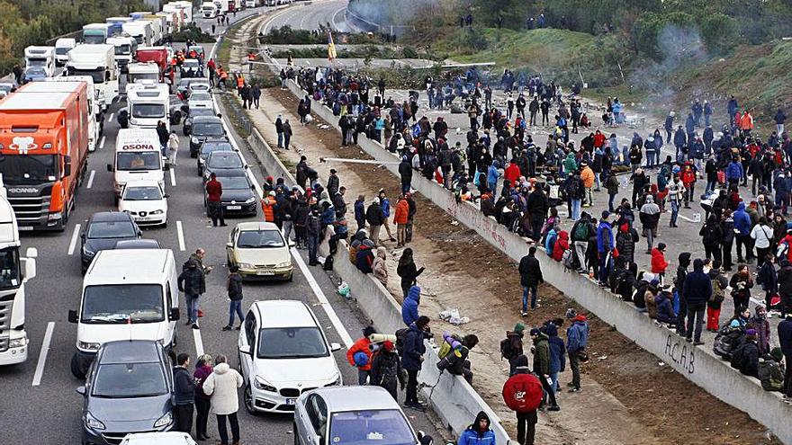 Manifestants tallant l’AP-7 a Salt, el novembre de 2019. | MARC MARTÍ/ARXIU