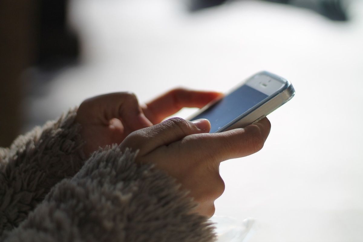 Mujer navegando en aplicación