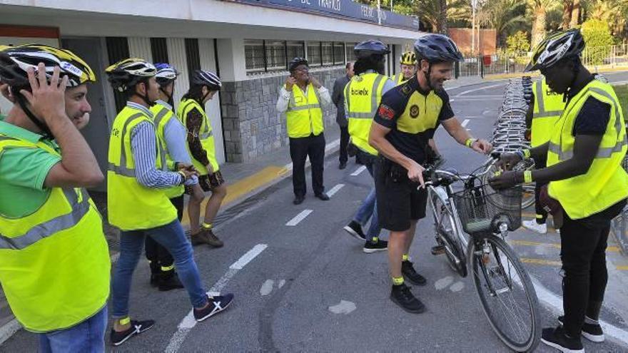 Los usuarios de Elche Acoge, en la sesión práctica que acogió ayer el Parque Infantil de Tráfico para mejorar sus desplazamientos interurbanos.