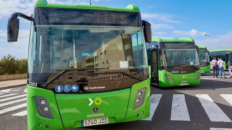 Una guagua de Titsa, en el intercambiador.