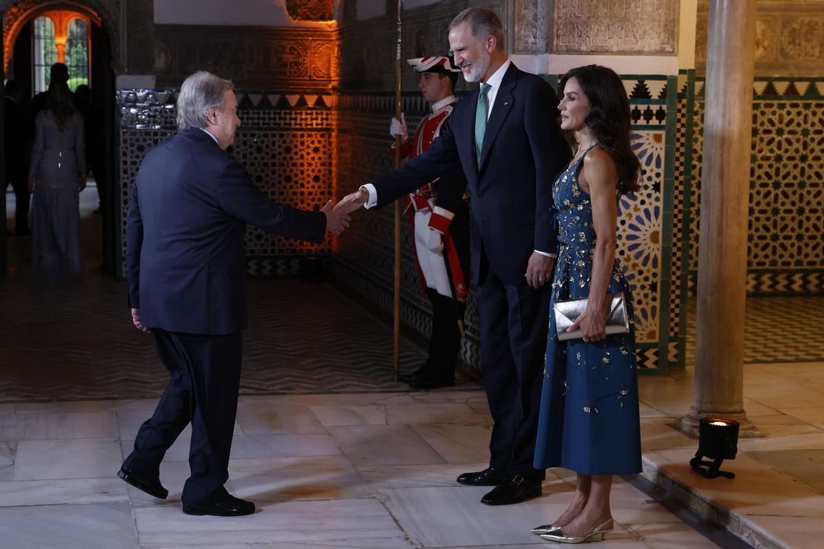 SEVILLA, 29/06/2025.- El rey Felipe VI (2d) y la reina Letizia (d) reciben al secretario general de la ONU, António Guterres (i), este domingo, momentos antes de la cena de gala que han ofrecido a los líderes mundiales que asisten a la IV Conferencia Internacional sobre Financiación para el Desarrollo. EFE/ Mariscal POOL. POOL