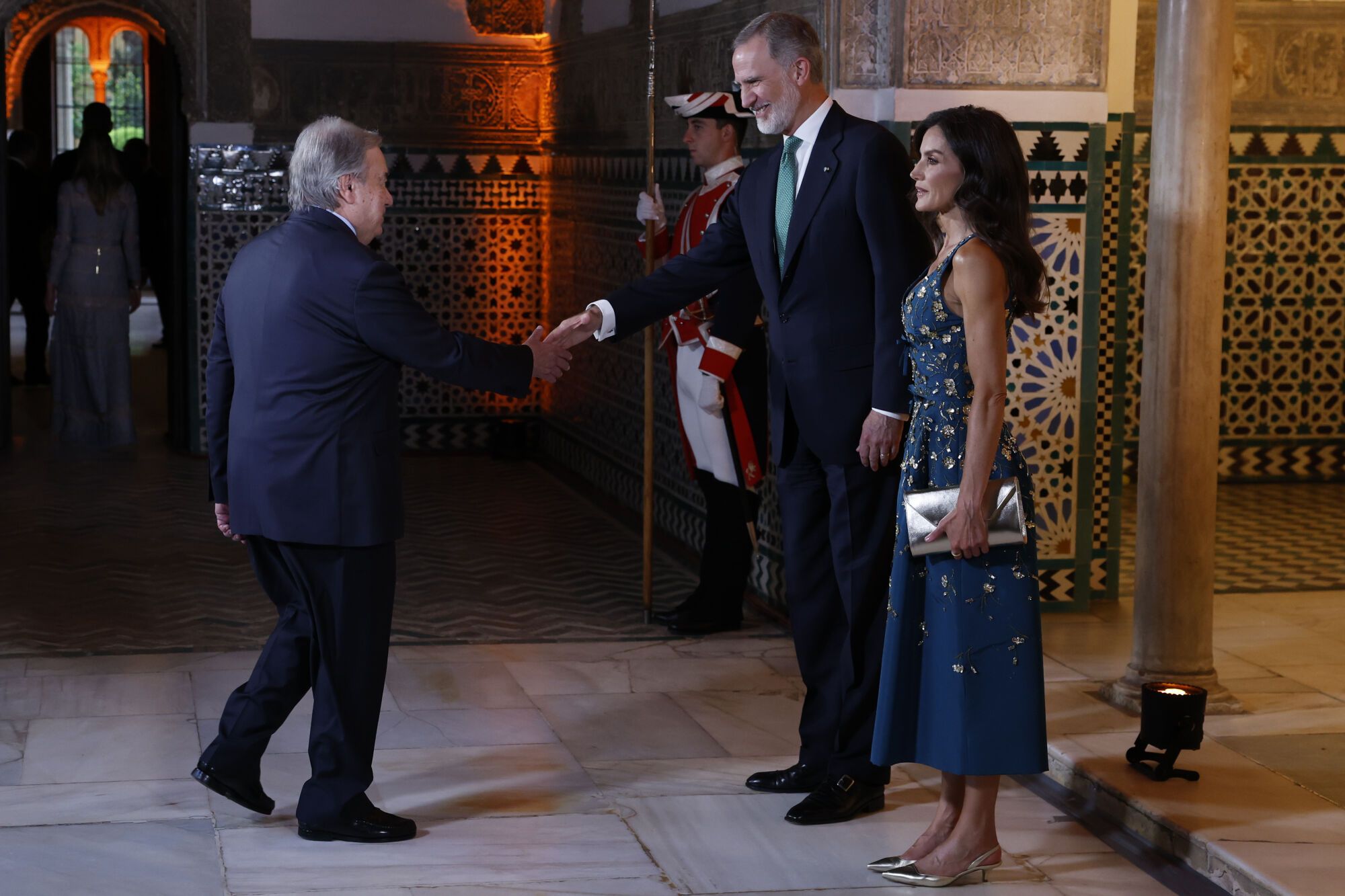 SEVILLA, 29/06/2025.- El rey Felipe VI (2d) y la reina Letizia (d) reciben al secretario general de la ONU, António Guterres (i), este domingo, momentos antes de la cena de gala que han ofrecido a los líderes mundiales que asisten a la IV Conferencia Internacional sobre Financiación para el Desarrollo. EFE/ Mariscal POOL. POOL