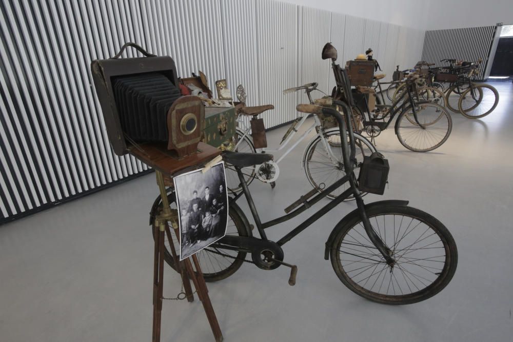 Exposición de bicicletas en la antigua estación de